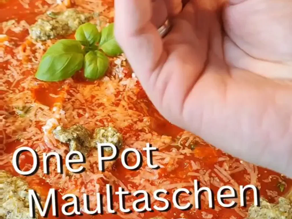 Maultaschen mit Tomatensauce und Pesto