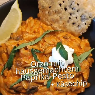 Cremige Orzo-Pasta mit Ofenpaprika und Pilzen
