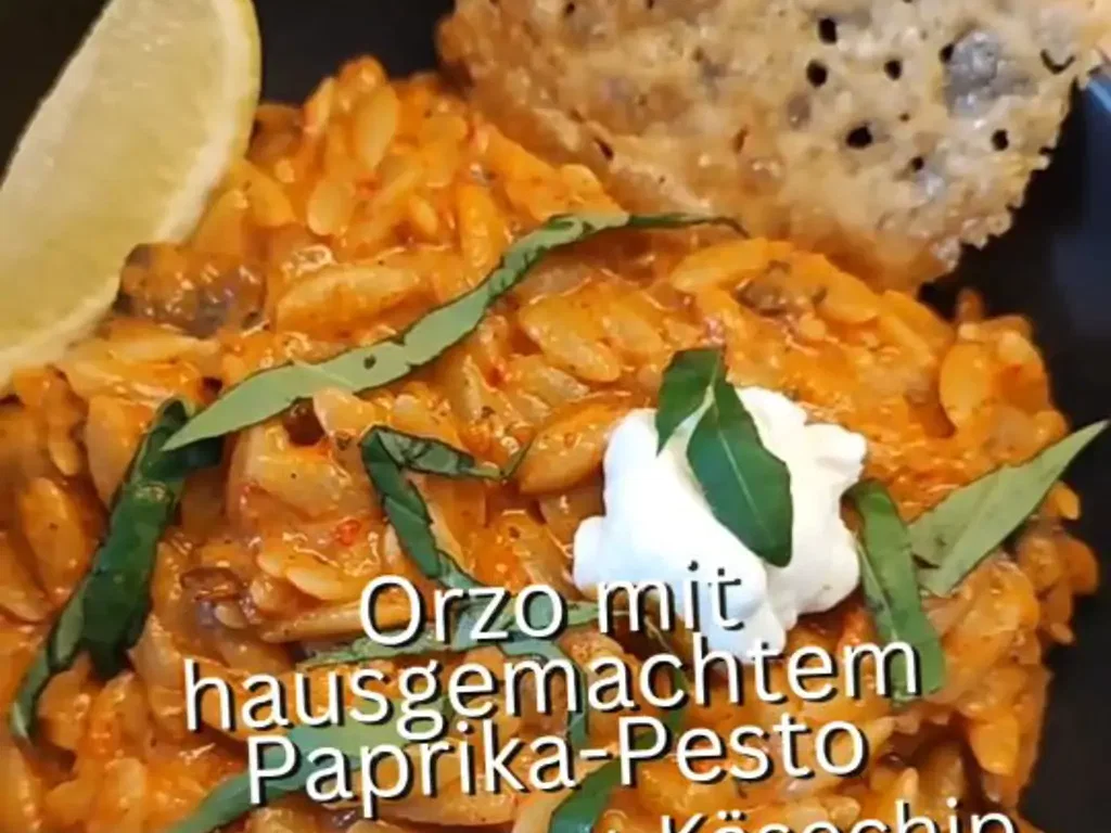 Cremige Orzo-Pasta mit Ofenpaprika und Pilzen