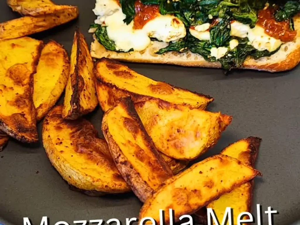 Mozzarella-Spinat-Ciabatta mit knusprigen Kartoffelspalten