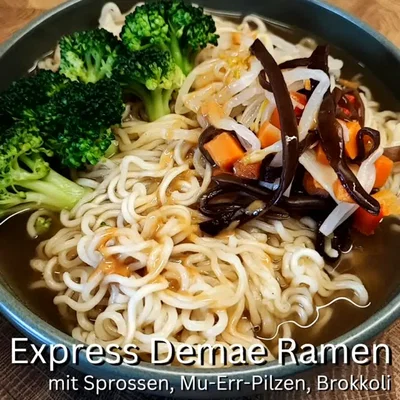 Schnelle Demae Ramen mit Asia-Gemüse und Brokkoli