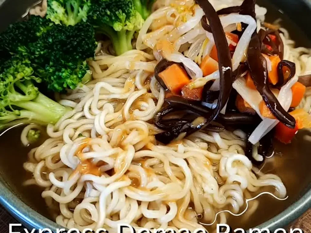 Schnelle Demae Ramen mit Asia-Gemüse und Brokkoli