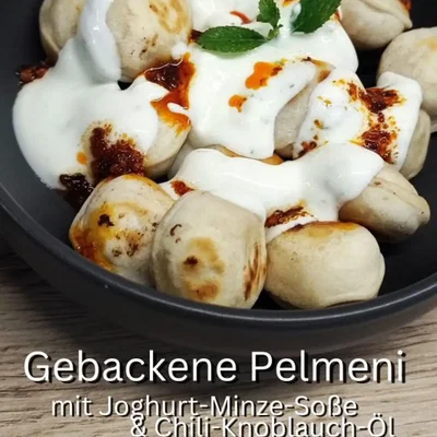 Gebackene Pelmeni mit Hähnchenfüllung und Joghurt-Minze-Soße