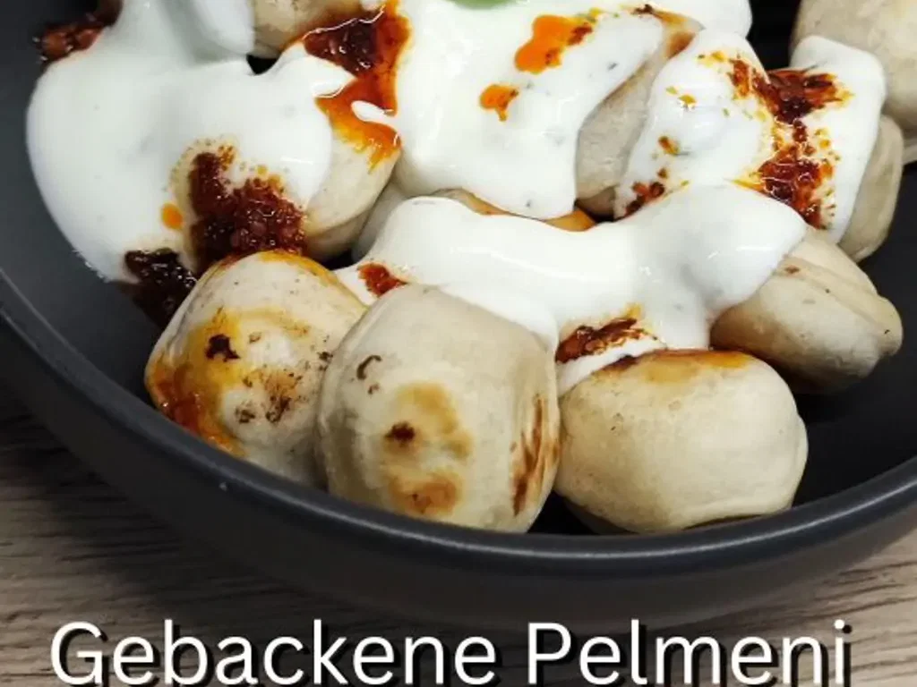 Gebackene Pelmeni mit Hähnchenfüllung und Joghurt-Minze-Soße
