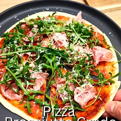 Pizza mit Prosciutto und Rucola
