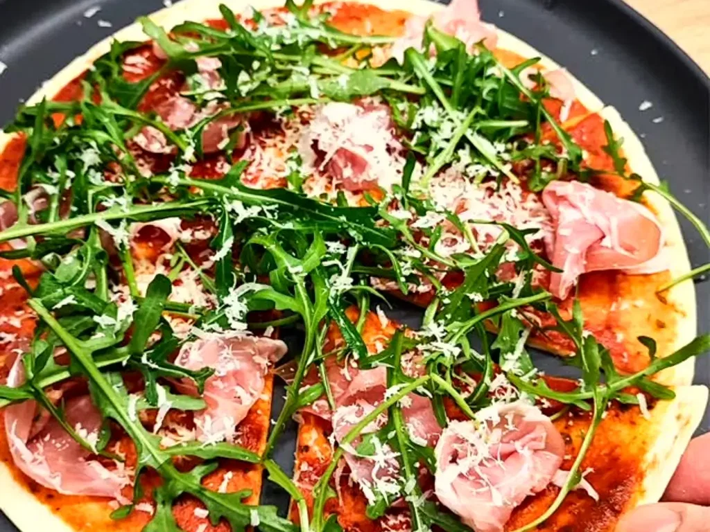 Pizza mit Prosciutto und Rucola