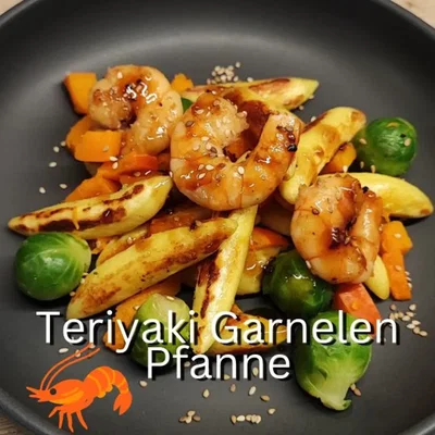 Fusion-Gericht mit Teriyaki-Garnelen, Schupfnudeln und Gemüse