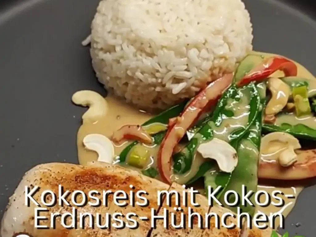 Kokosreis mit Hühnchen und cremiger Kokos-Erdnuss-Sauce