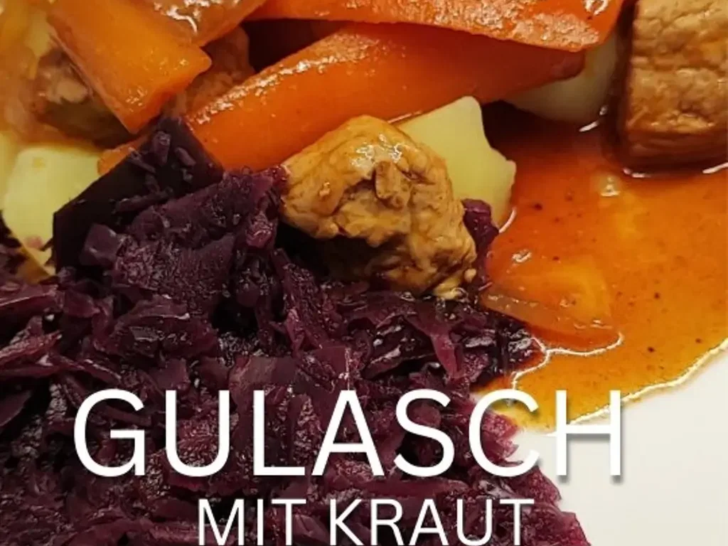 Herzhafter Schweinegulasch mit Rotkraut