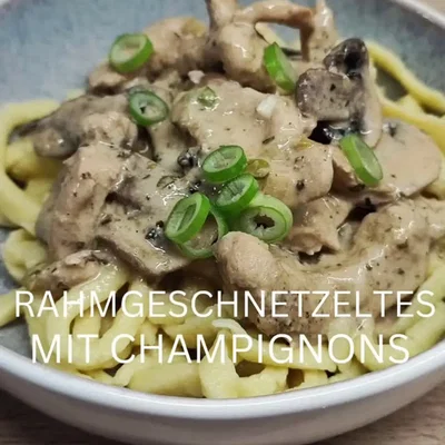 Hühnchen-Geschnetzeltes mit Champignons und Spätzle