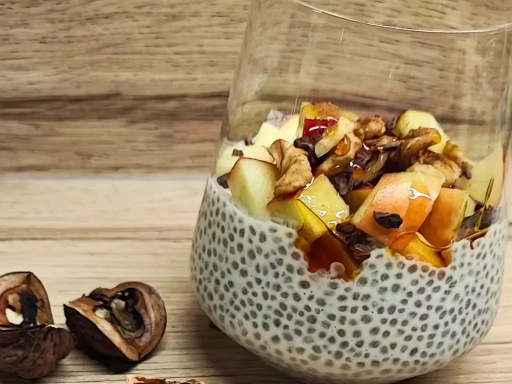 Chia-Pudding mit Apfel und Walnüssen