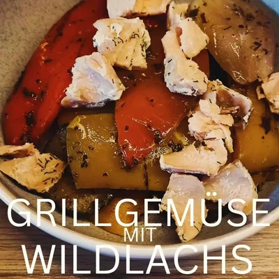 Mediterrane Lachs-Bowl mit eingelegtem Grillgemüse