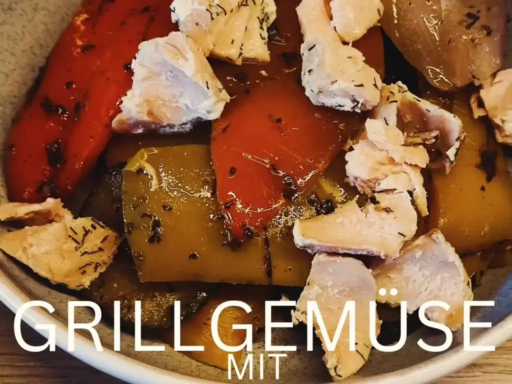Mediterrane Lachs-Bowl mit eingelegtem Grillgemüse