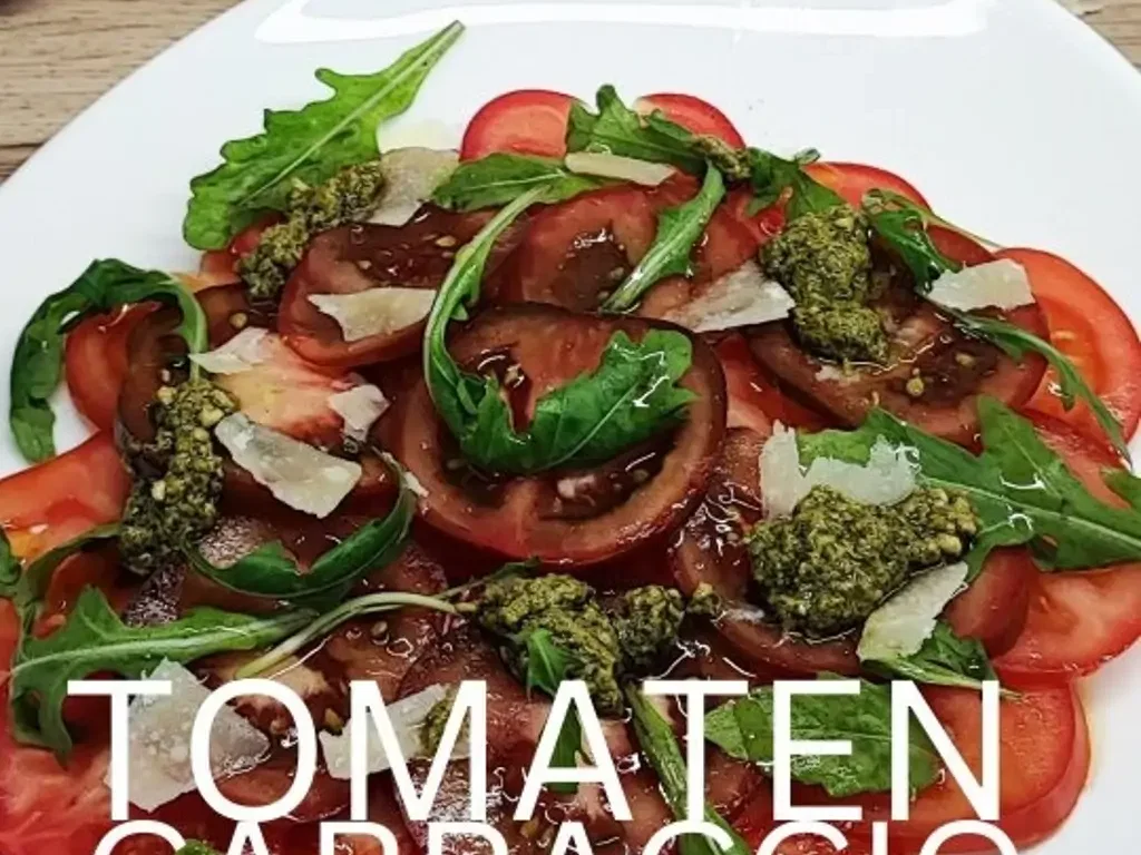 Tomaten-Carpaccio mit Rucola und Pesto