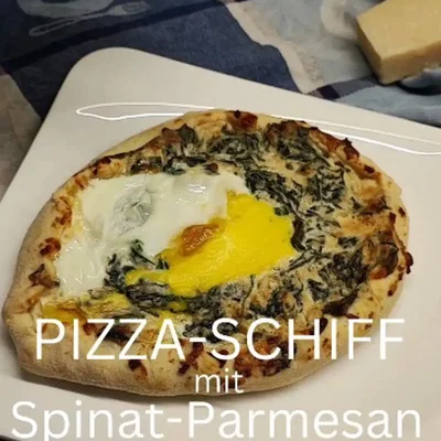 Pizza-Schiff mit Spinat und Spiegelei