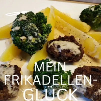Klassische Frikadellen mit Kartoffelspalten und Brokkoli