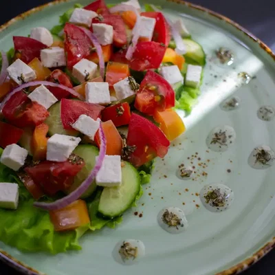 Griechischer Salat mit Hirtenkäse oder Schafskäse