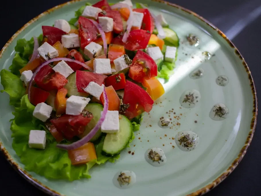 Griechischer Salat mit Hirtenkäse oder Schafskäse