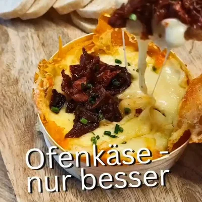 Ofenkäse mit getrockneten Tomaten und Schnittlauch