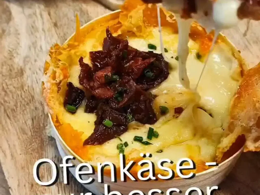 Ofenkäse mit getrockneten Tomaten und Schnittlauch
