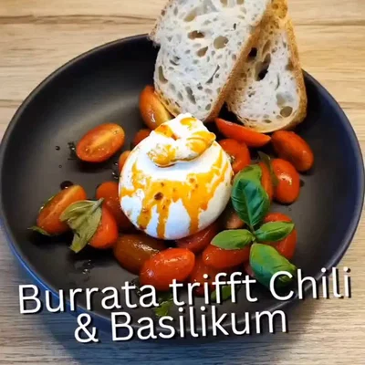 Cremiger Burrata-Salat mit Tomaten und Chiliöl