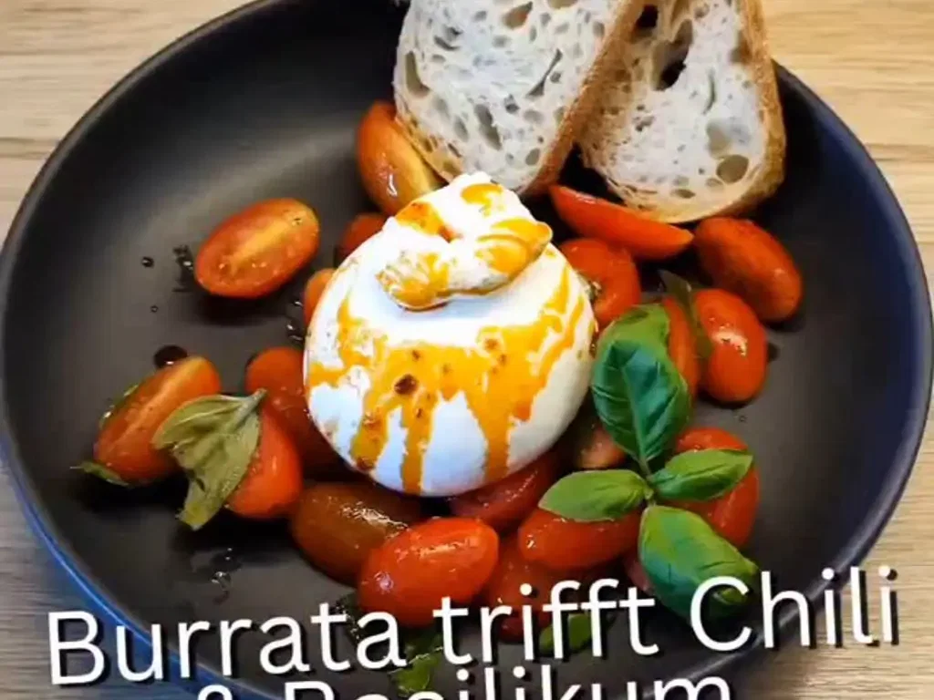 Cremiger Burrata-Salat mit Tomaten und Chiliöl