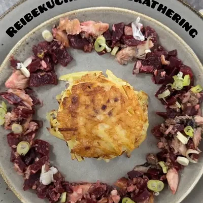 Reibekuchen mit Brathering und rote Beete