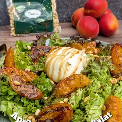 Sommersalat mit karamellisierten Aprikosen, Burrata und gerösteten Pinienkernen