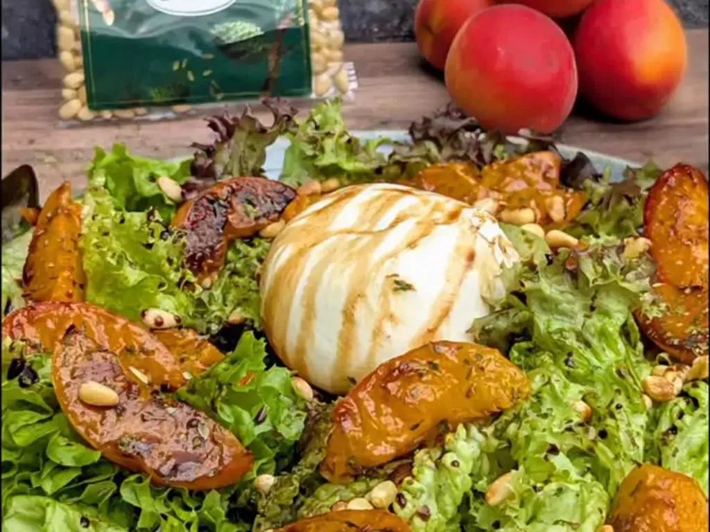Sommersalat mit karamellisierten Aprikosen, Burrata und gerösteten Pinienkernen