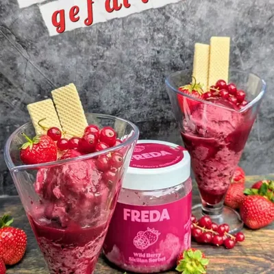 Wild Berry Sorbet mit Fruchtsoße