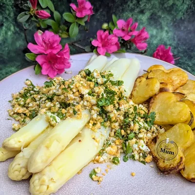 Weißer Spargel mit Eiersalat und Ofenkartoffeln