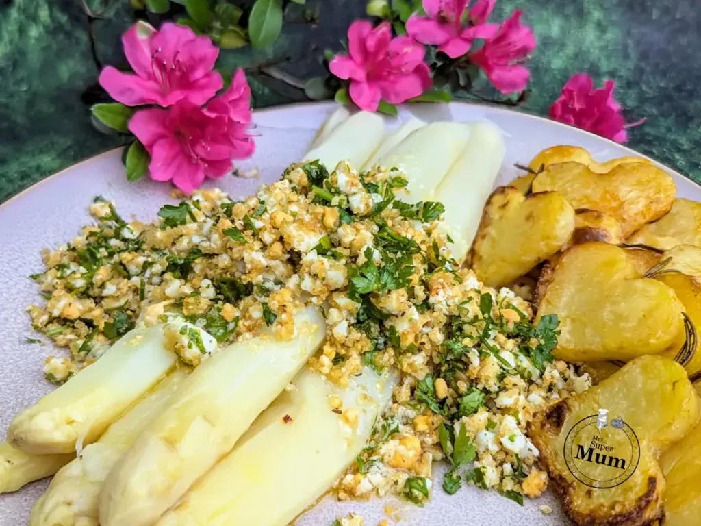 Weißer Spargel mit Eiersalat und Ofenkartoffeln