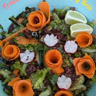 Umami Frühlingssalat mit crispy Reis