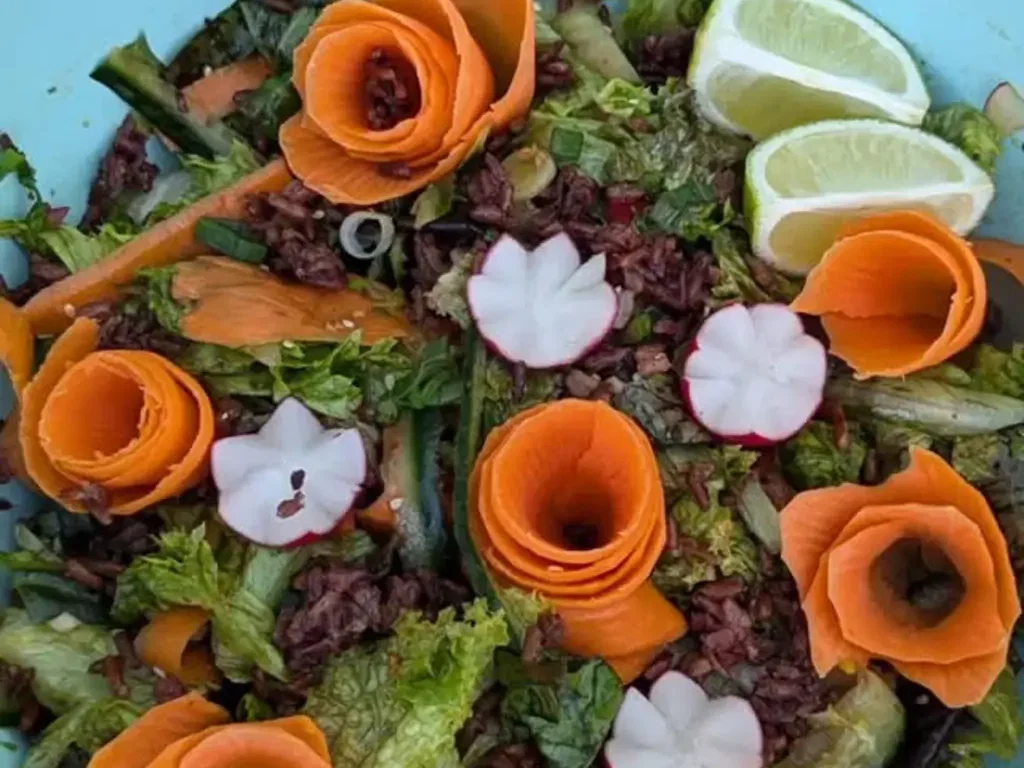 Umami Frühlingssalat mit crispy Reis