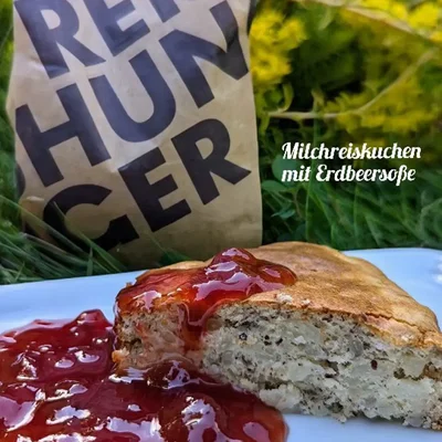 Milchreiskuchen mit Erdbeersoße