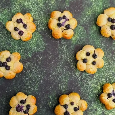 Hefeblumen mit Vanillepudding und Blaubeeren