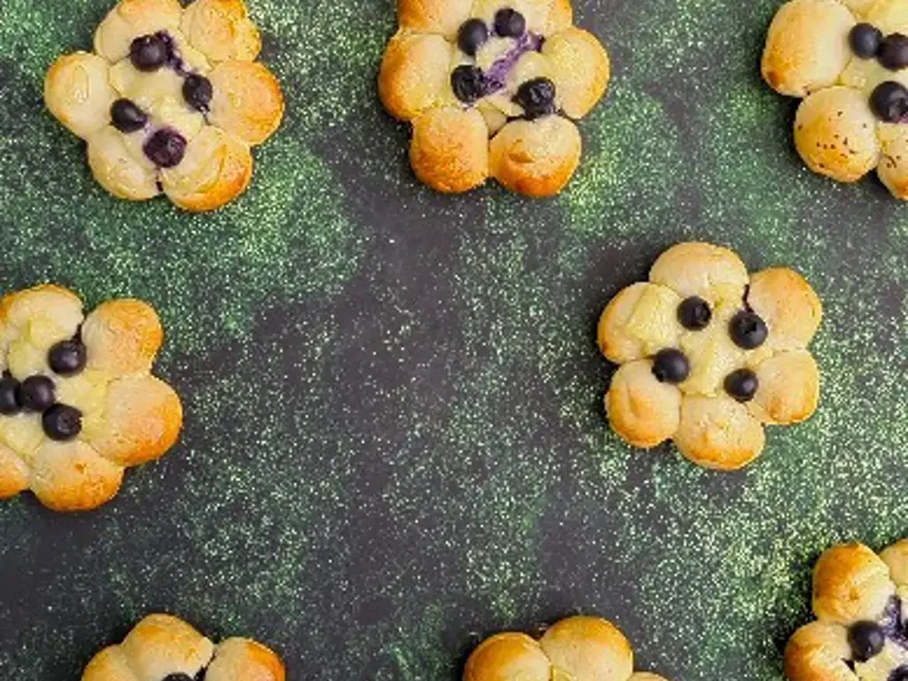 Hefeblumen mit Vanillepudding und Blaubeeren