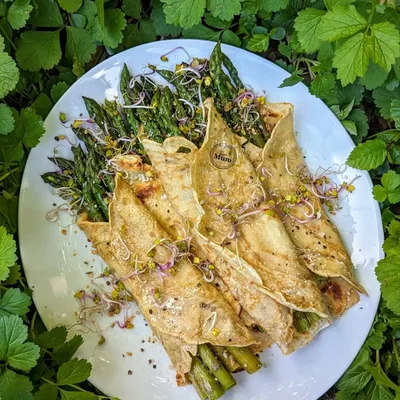 Pfannkuchen mit Spargel
