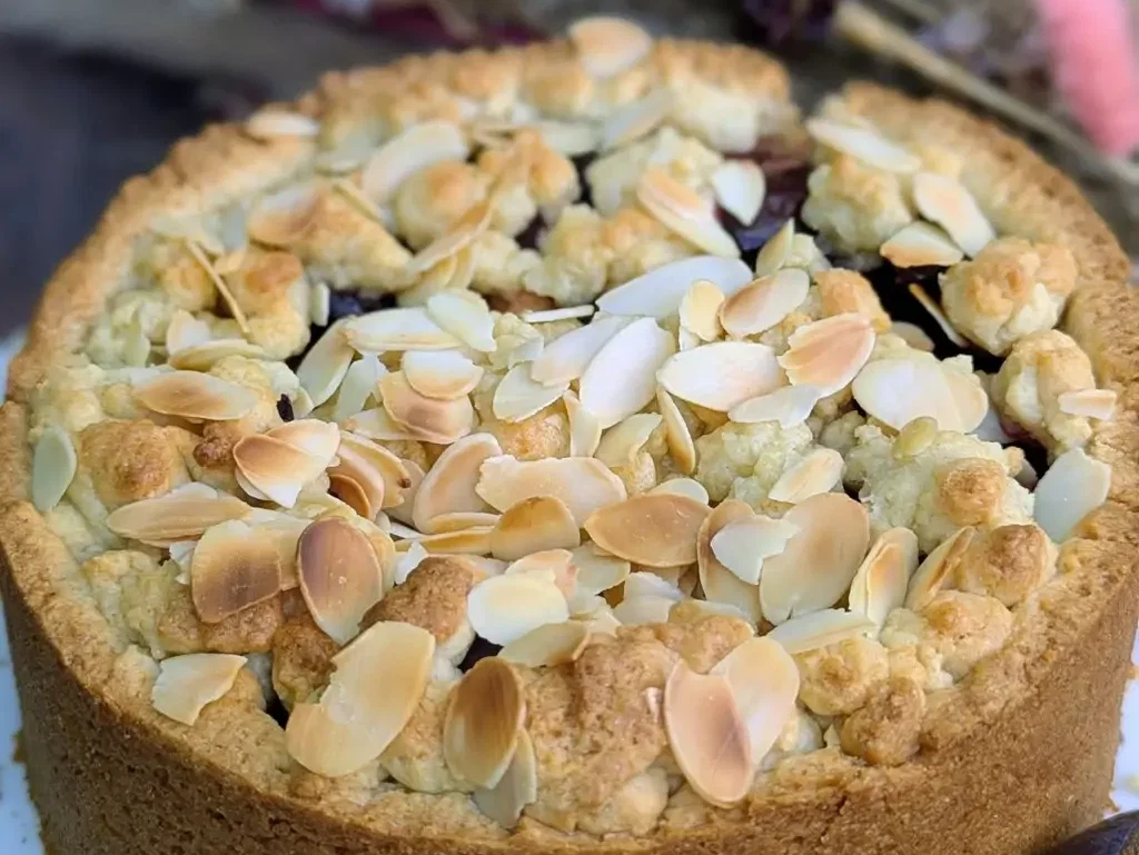 Zwetschgenkuchen mit Vanillepudding und Streuseln