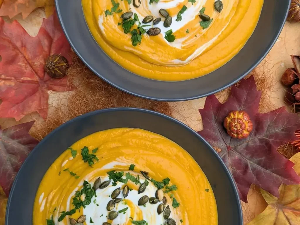 Vegane geröstete Butternut-Kokos-Suppe