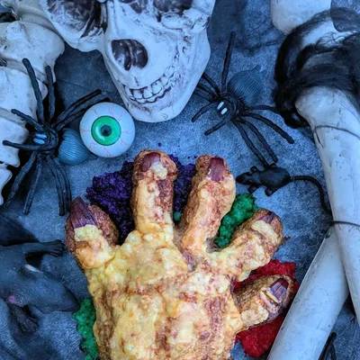 Zombie Hand auf buntem Reis