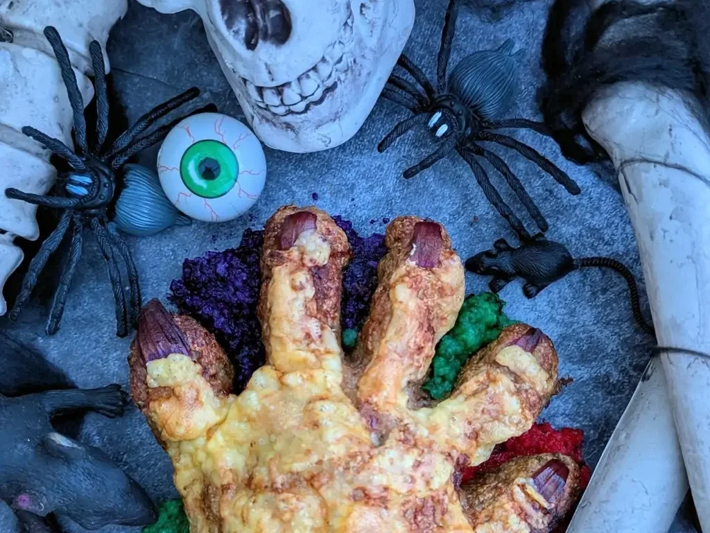 Zombie Hand auf buntem Reis
