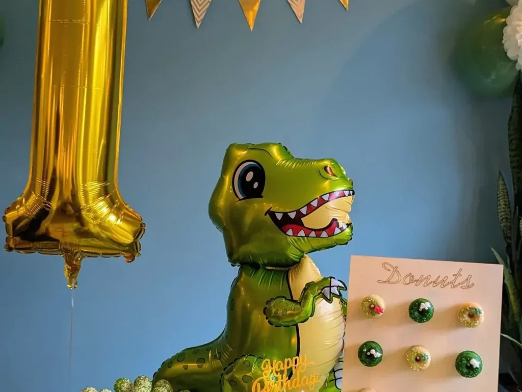 Schokokuchen mit Dino-Deko