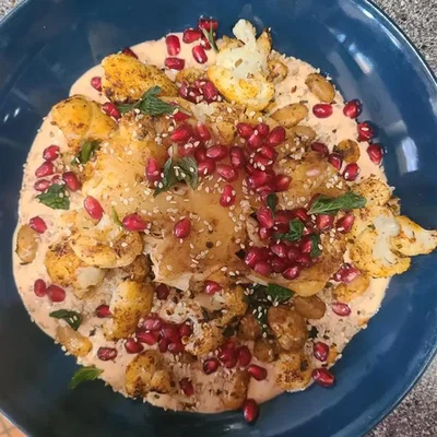 Geröstete Bohnen und Blumenkohl auf Harissa-Joghurt