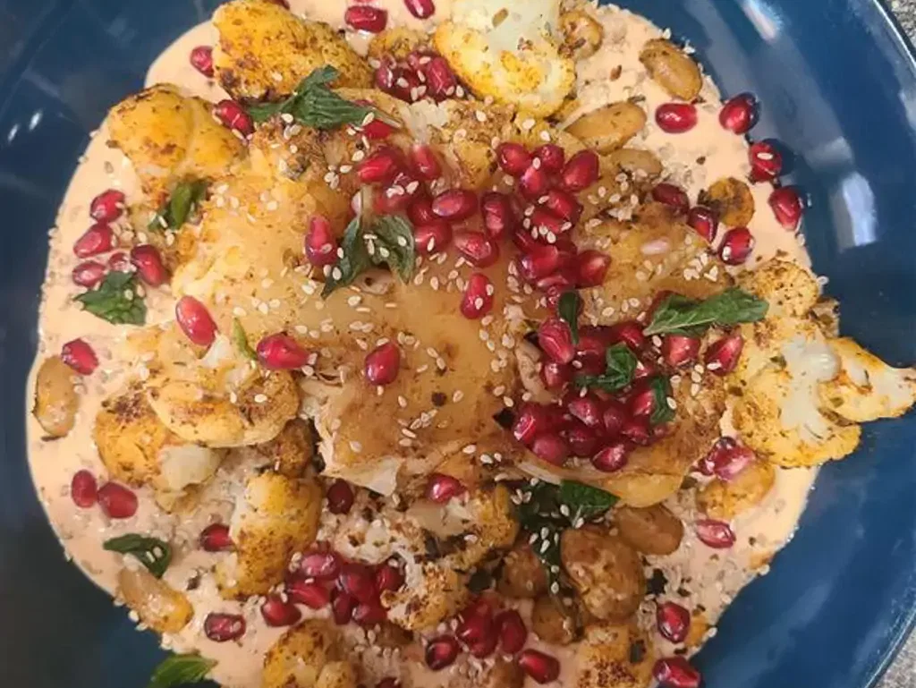 Geröstete Bohnen und Blumenkohl auf Harissa-Joghurt