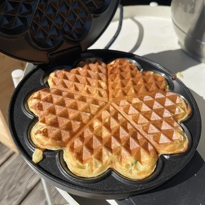 Herzhafte Käse-Schnittlauch-Waffeln