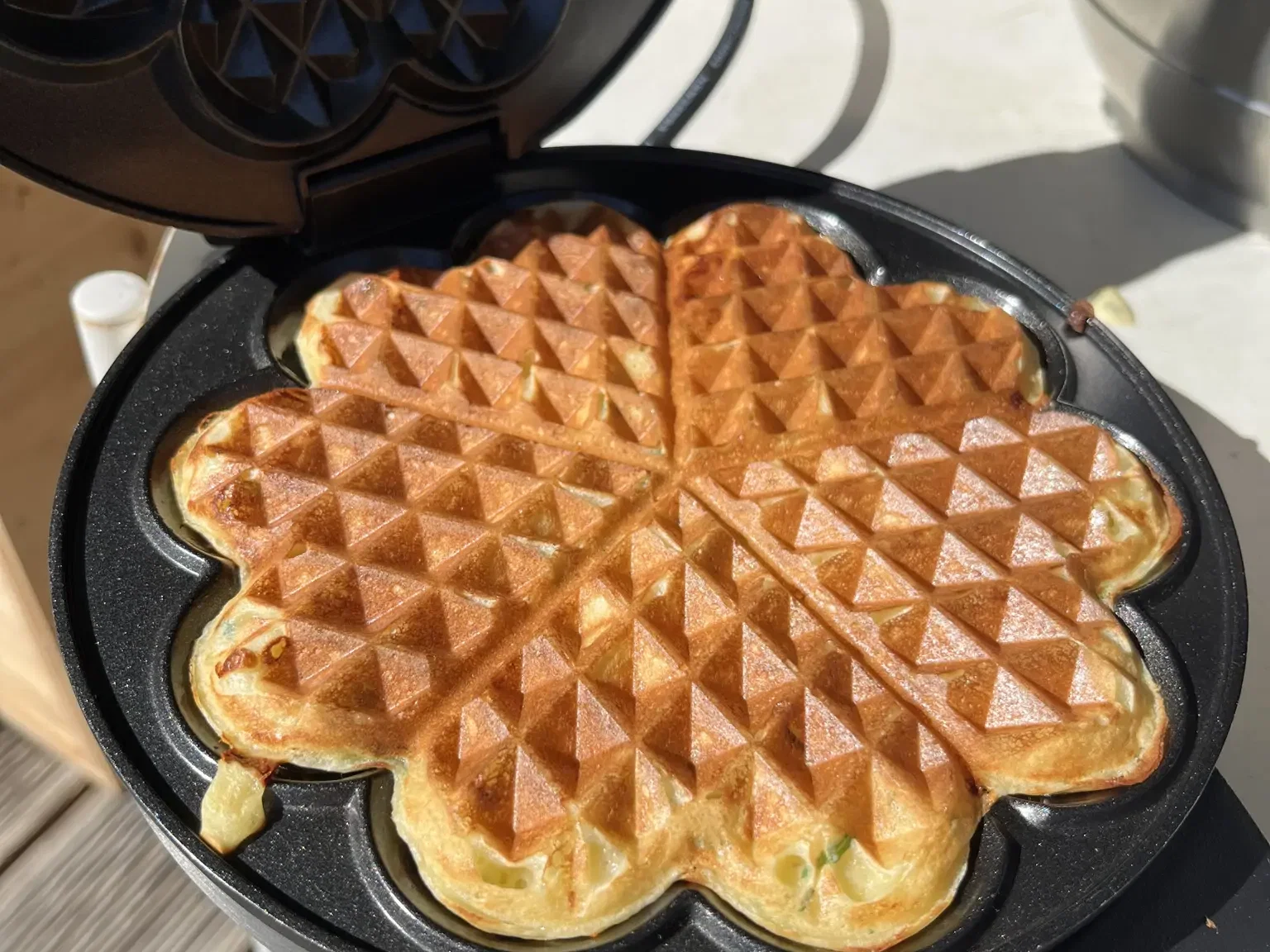 Herzhafte Käse-Schnittlauch-Waffeln