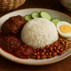 Nasi Lemak mit Sambal, knusprigen Anchovis und Beilagen – Bild 2