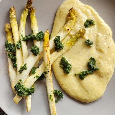 Ofengerösteter weißer Spargel mit Kräuter-Gremolata und Mandel-Polenta
