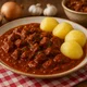 Kräftiges Rindergulasch mit Paprika und Zwiebeln – Bild 1